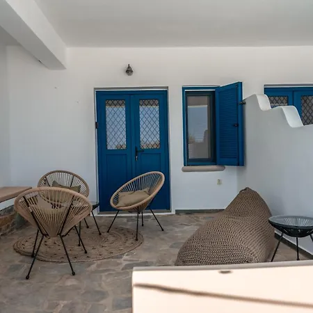 Lareroom 3 σπίτι μπροστά στη παραλία με μικρή πισίνα * Kythnos