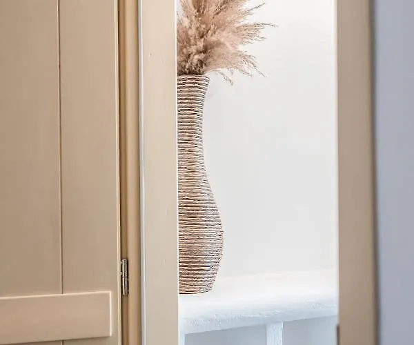 Lareroom 3 σπίτι μπροστά στη παραλία με μικρή πισίνα *