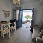 Lareroom 3 σπίτι μπροστά στη παραλία με μικρή πισίνα