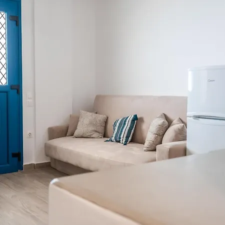 Lareroom 3 σπίτι μπροστά στη παραλία με μικρή πισίνα