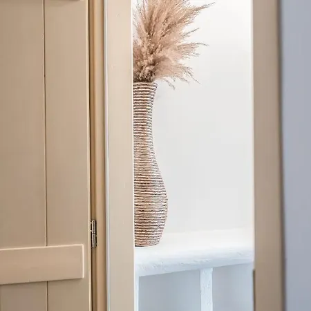 Lareroom 3 σπίτι μπροστά στη παραλία με μικρή πισίνα *