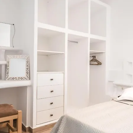 Lareroom 3 σπίτι μπροστά στη παραλία με μικρή πισίνα *