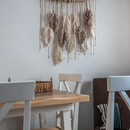 Lareroom 3 σπίτι μπροστά στη παραλία με μικρή πισίνα