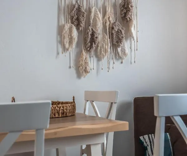 Lareroom 3 σπίτι μπροστά στη παραλία με μικρή πισίνα